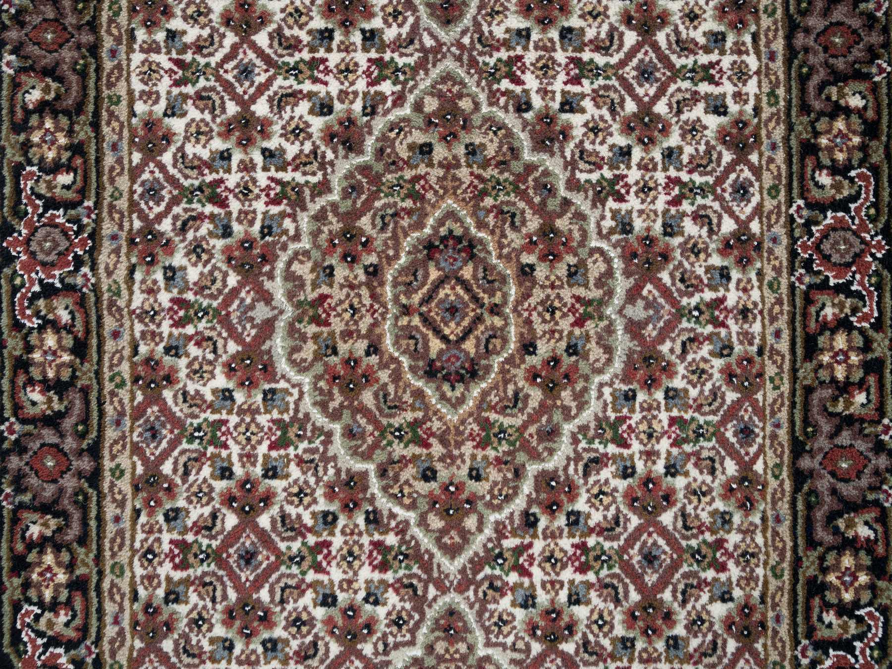 Traditional Rugs LUV586026
